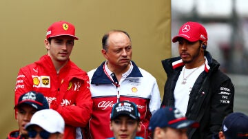 Charles Leclerc, Frédéric Vasseur y Lewis Hamilton 