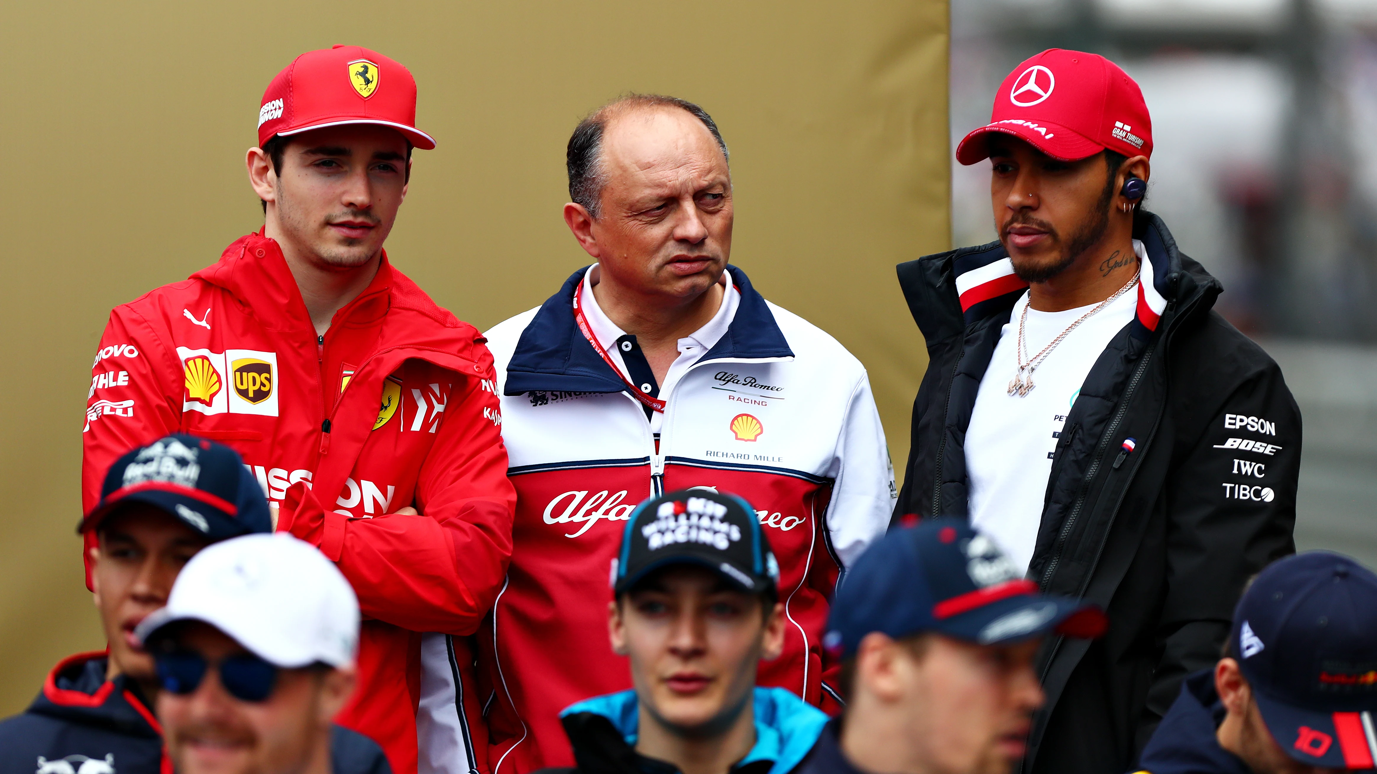 Charles Leclerc, Frédéric Vasseur y Lewis Hamilton 