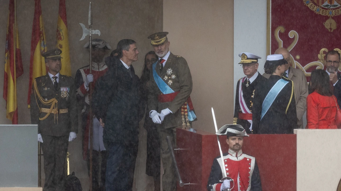 El presidente del Gobierno, Pedro Sánchez (3i), y el Rey Felipe VI (c) durante el acto solemne de homenaje a la Bandera Nacional y desfile militar por el 12 de octubre en Madrid. El presidente del Gobierno, Pedro Sánchez (3i), y el Rey Felipe VI (c) durante el acto solemne de homenaje a la Bandera Nacional y desfile militar por el 12 de octubre en Madrid.