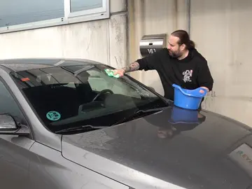 Hombre limpiando el parabrisas Hombre limpiando el parabrisas