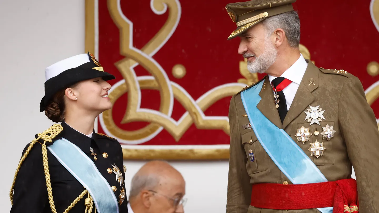 La princesa Leonor comparte miradas cómplices con su padre, el rey Felipe VI. La princesa Leonor comparte miradas cómplices con su padre, el rey Felipe VI, durante el desfile del 12 de octubre de 2024.