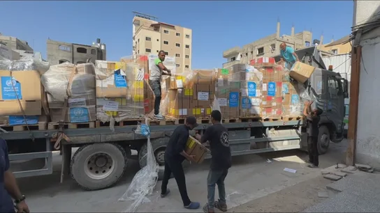 Descarga de un paquete de ayuda humanitaria en Gaza Descarga de un paquete de ayuda humanitaria en Gaza