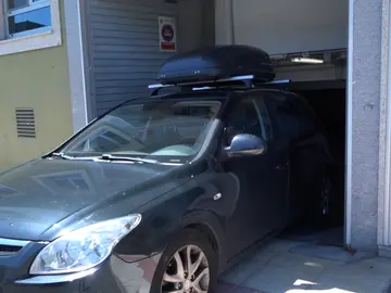 Coche saliendo de un garaje Coche saliendo de un garaje