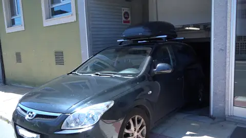 Coche saliendo de un garaje Coche saliendo de un garaje