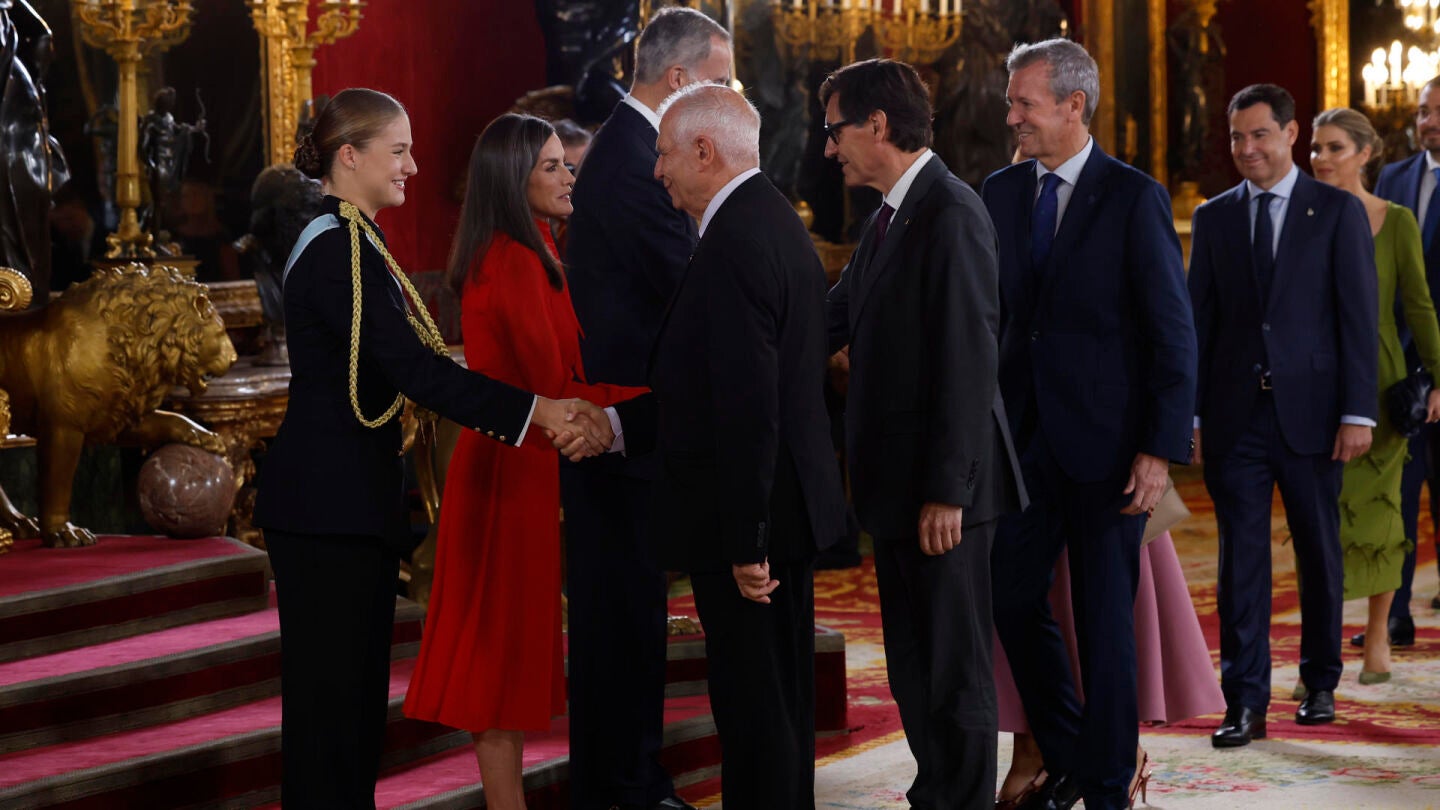 Los reyes Felipe y Letizia, acompañados por la princesa de Asturias, Leonor de Borbón, reciben a al Alto representante de la Unión para Asuntos Exteriores y Política de Seguridad, Josep Borrell y al president de la Generalitat Salvador Illa.