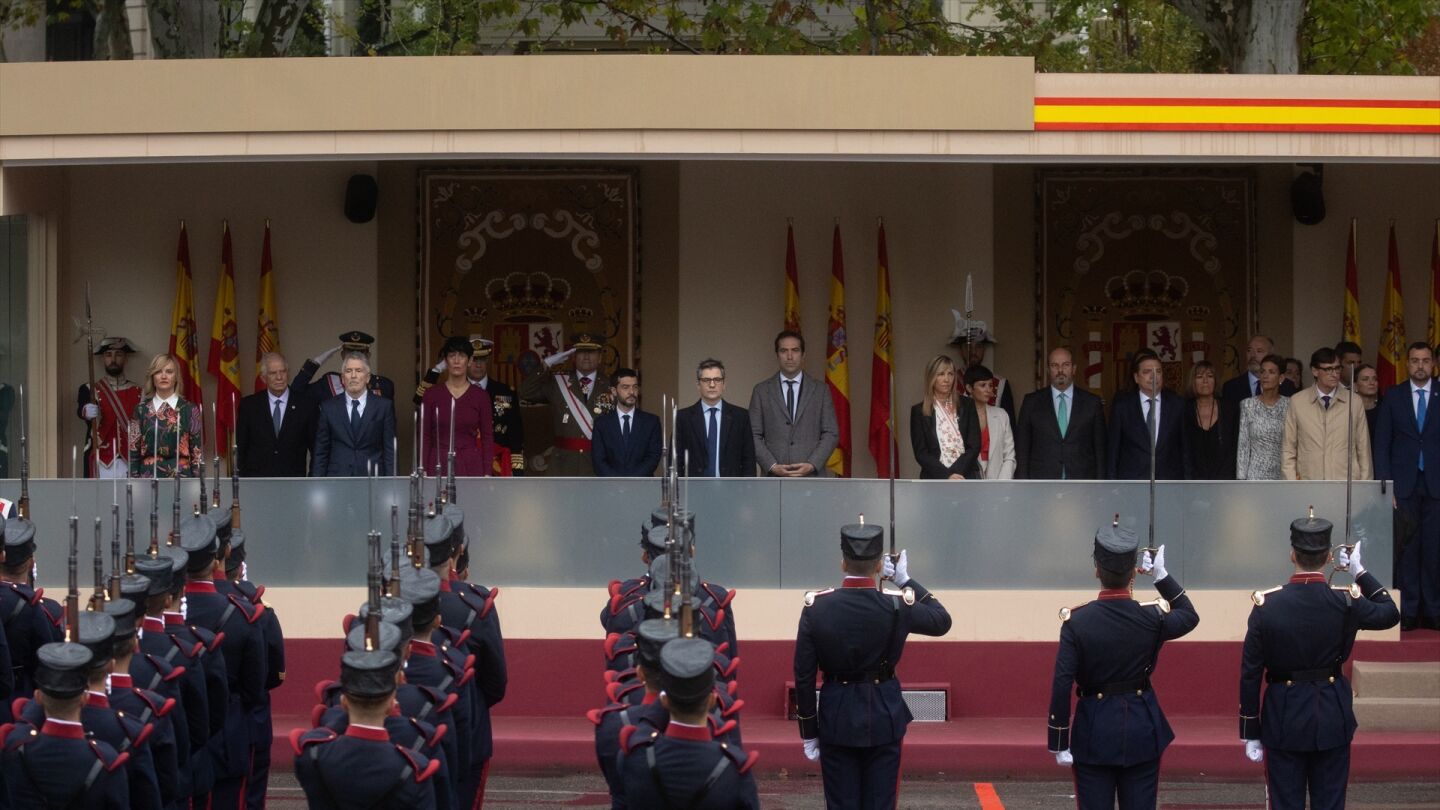 Desfile 12 de octubre, palco de autoridades con SALVADOR ILLA , FERNANDO GRANDE-MARLASKA , LUIS PLANAS , PILAR ALEGRÍA , ADRIÁN BARBÓN , PEDRO ROLLÁN , MARÍA CHIVITE , JOSEP BORRELL , FÉLIX BOLAÑOS , ELMA SAIZ , CARLOS CUERPO , PABLO BUSTINDUY.