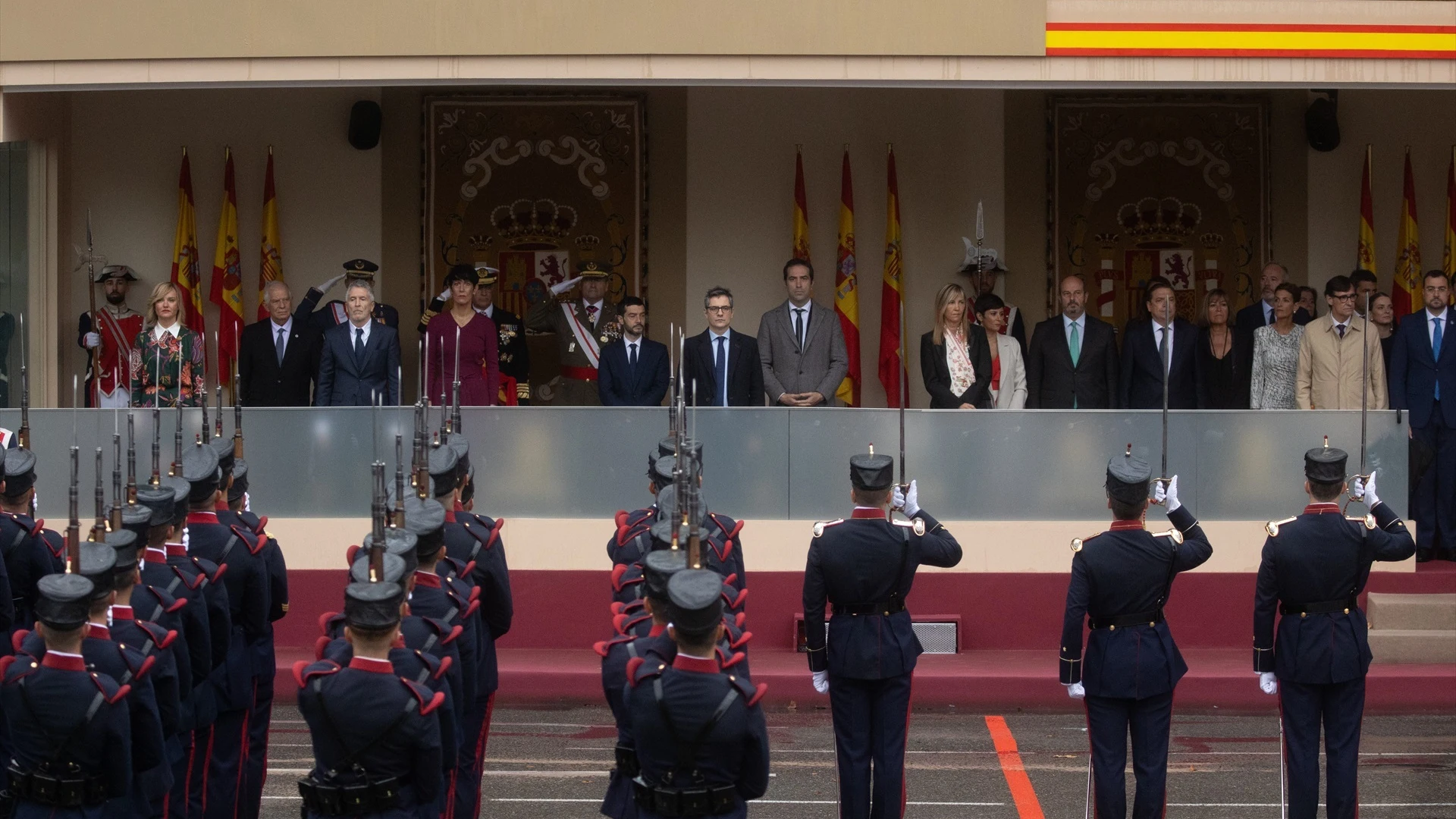 Desfile 12 de octubre, palco de autoridades con SALVADOR ILLA , FERNANDO GRANDE-MARLASKA , LUIS PLANAS , PILAR ALEGRÍA , ADRIÁN BARBÓN , PEDRO ROLLÁN , MARÍA CHIVITE , JOSEP BORRELL , FÉLIX BOLAÑOS , ELMA SAIZ , CARLOS CUERPO , PABLO BUSTINDUY.