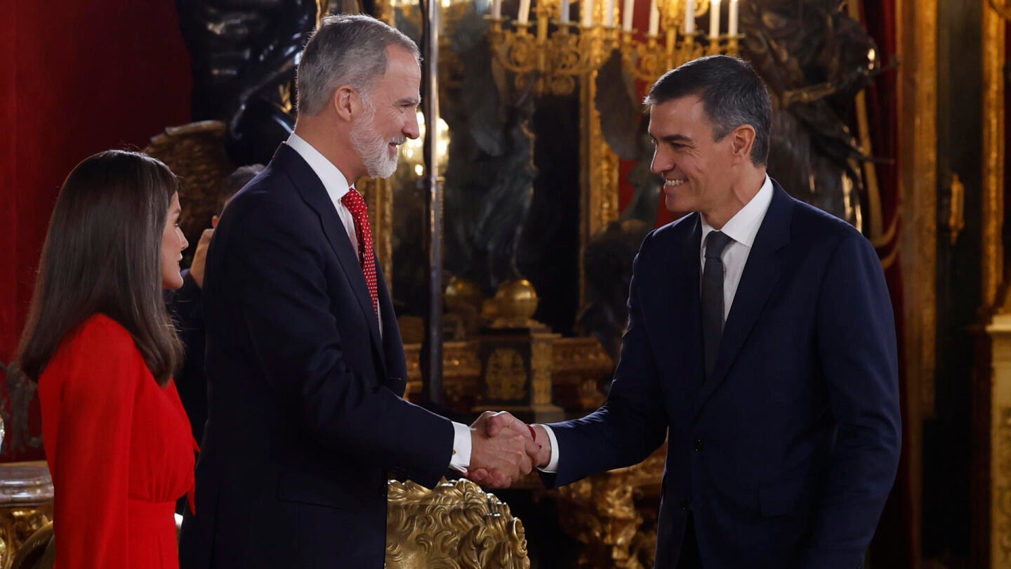 Los reyes Felipe y Letizia reciben al presidente del Gobierno, Pedro Sánchez (d), a su llegada a la recepción con motivo del día de la Fiesta Nacional de España, celebrada tras el tradicional desfile, este sábado en el Palacio Real de Madrid.
