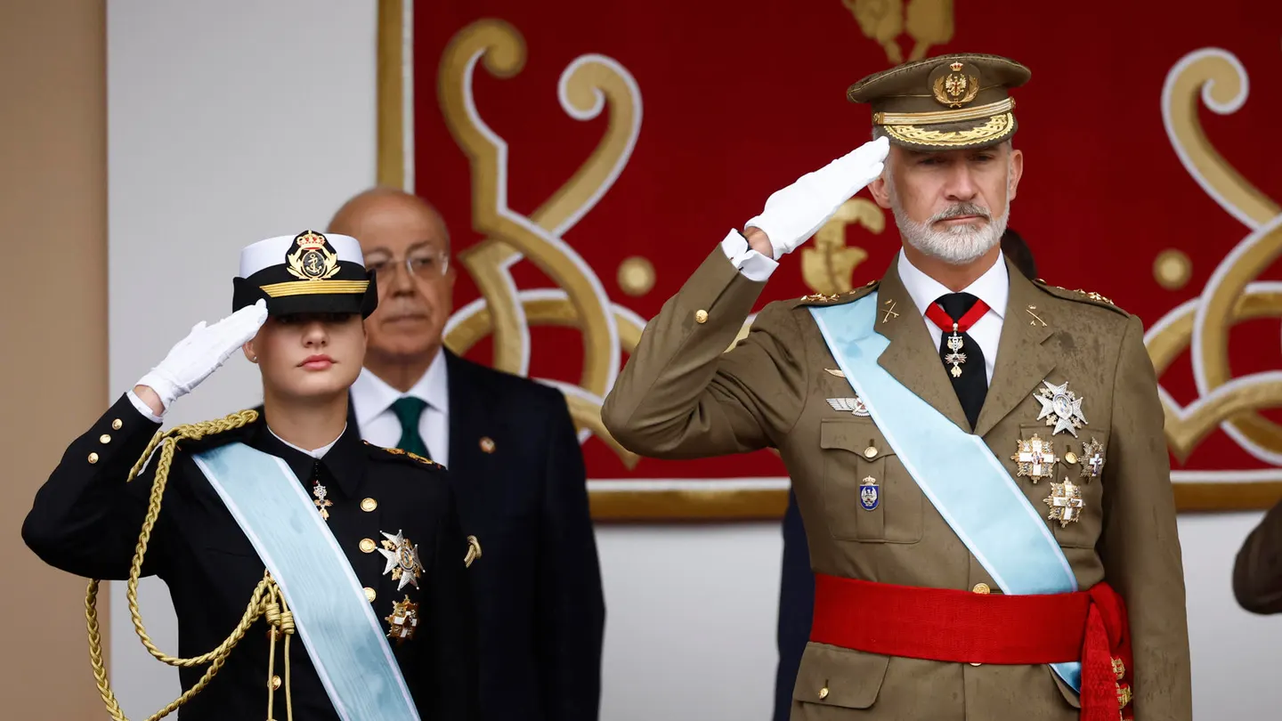 El rey Felipe VI, acompañado por la princesa de Asturias, Leonor de Borbón, preside este sábado el tradicional desfile del Día de la Fiesta Nacional. El rey Felipe VI, acompañado por la princesa de Asturias, Leonor de Borbón, preside este sábado el tradicional desfile del Día de la Fiesta Nacional.