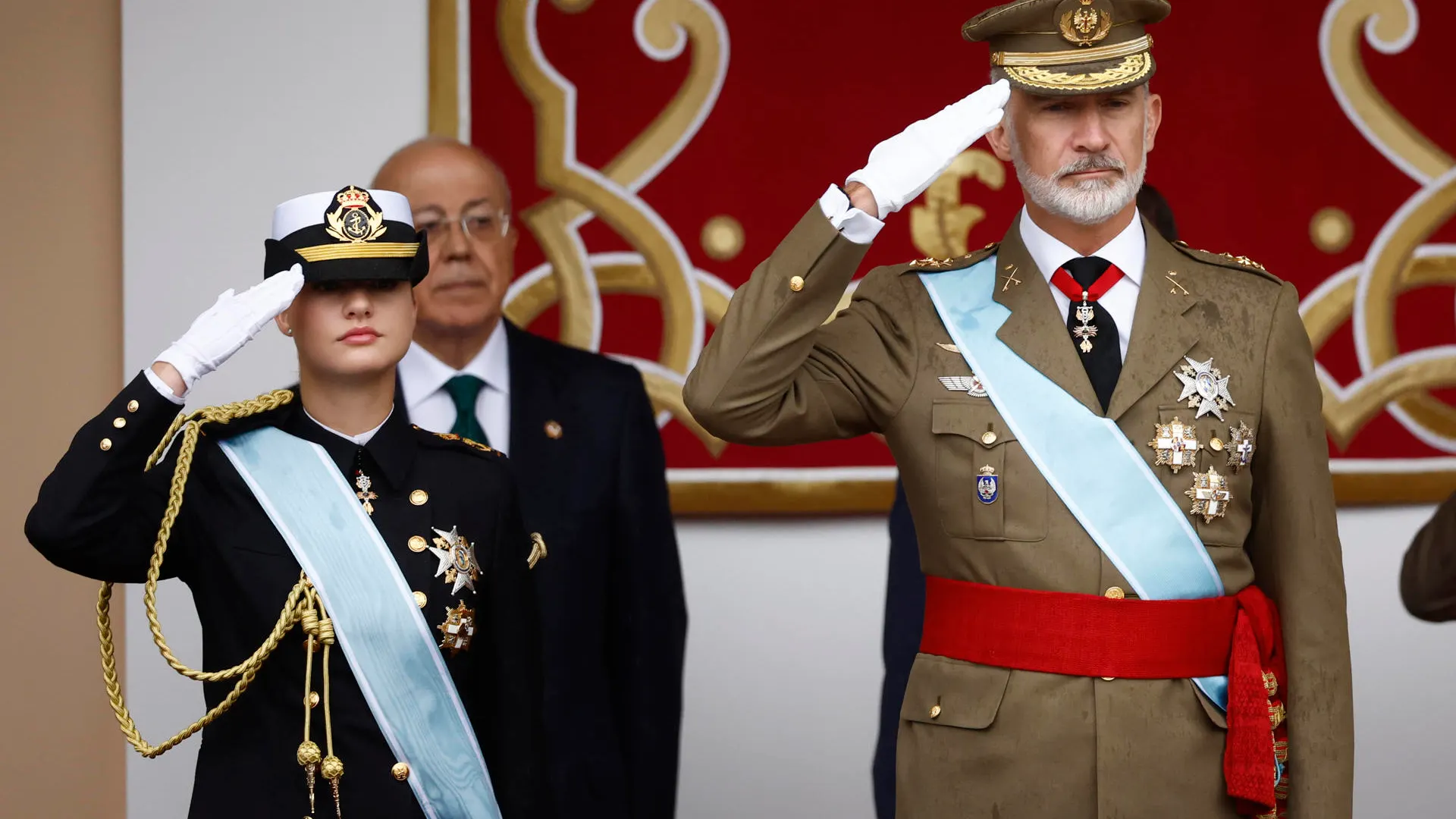 El rey Felipe VI, acompañado por la princesa de Asturias, Leonor de Borbón, preside este sábado el tradicional desfile del Día de la Fiesta Nacional.