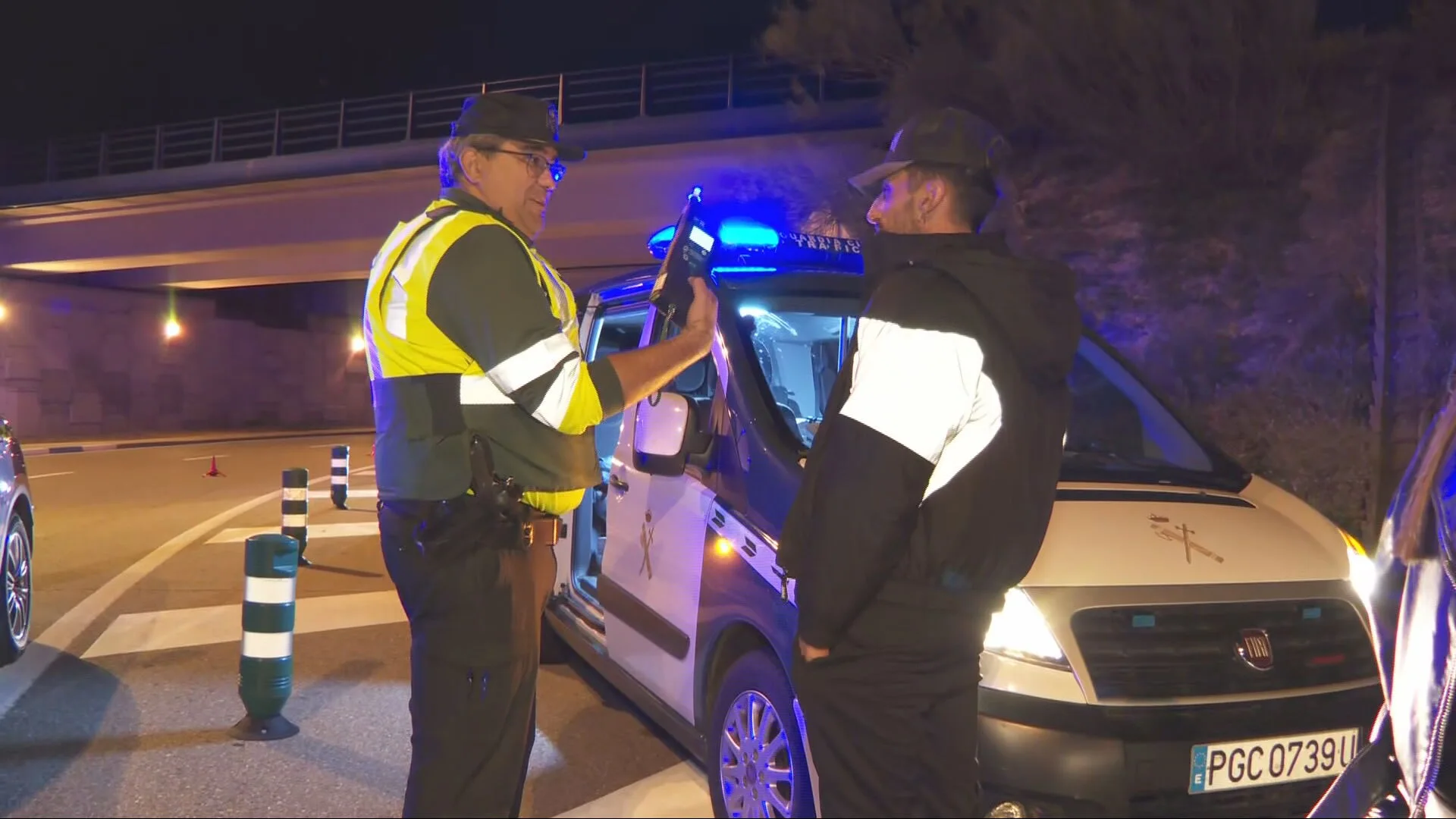 Un guardia civil para a un hombre en un control de alcoholemia tras dar positivo 