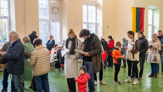 Personas acuden a votar en Lituania Personas acuden a votar en Lituania