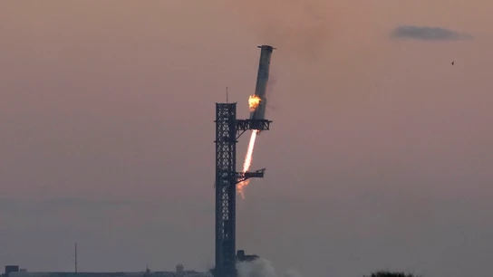 SpaceX logra atrapar al vuelo el propulsor del Starship por primera vez tras su despegue SpaceX logra atrapar al vuelo el propulsor del Starship por primera vez tras su despegue