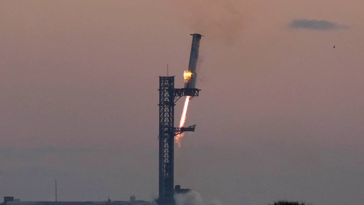 SpaceX logra atrapar al vuelo el propulsor del Starship por primera vez tras su despegue SpaceX logra atrapar al vuelo el propulsor del Starship por primera vez tras su despegue