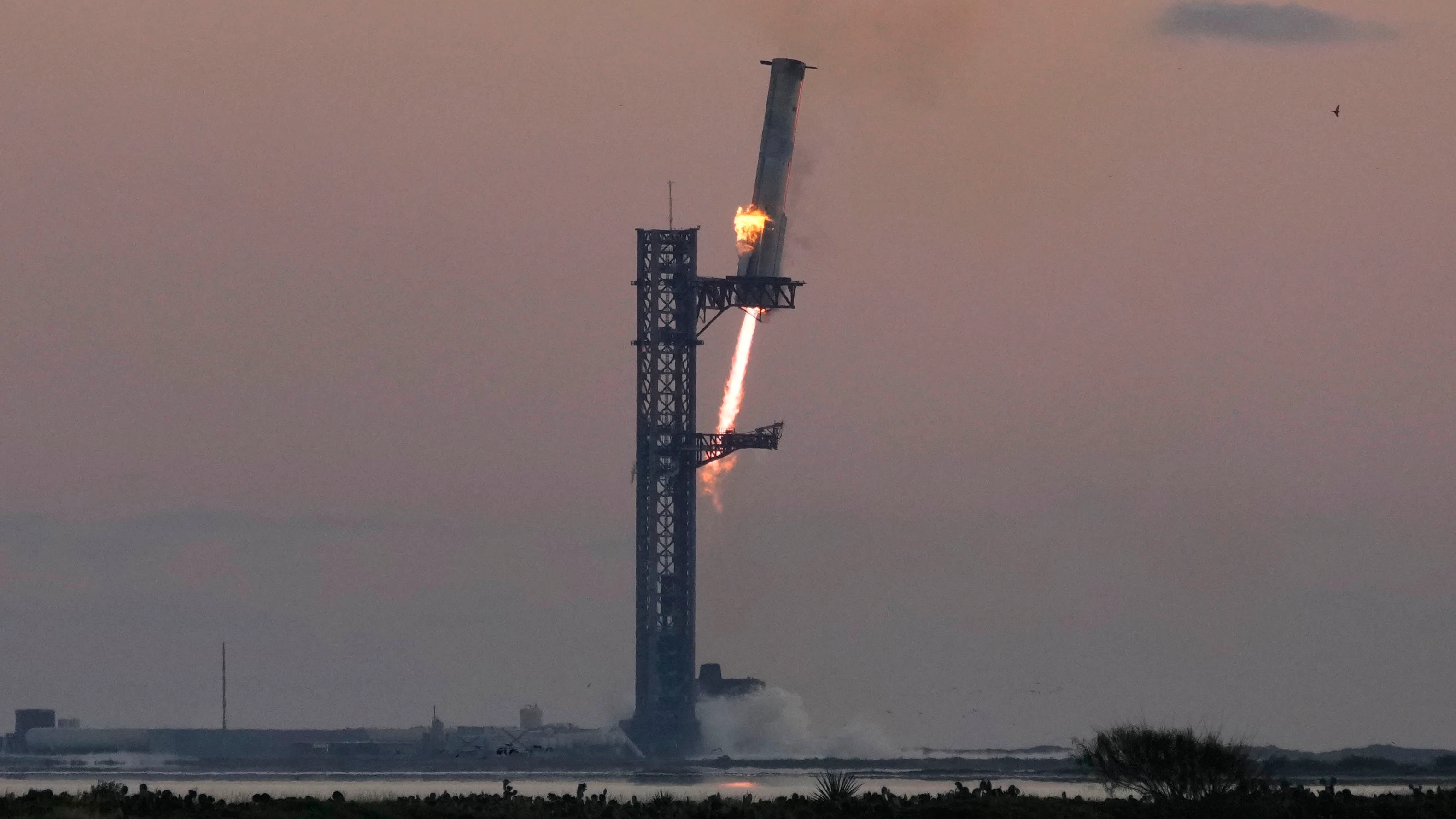 SpaceX logra atrapar al vuelo el propulsor del Starship por primera vez tras su despegue