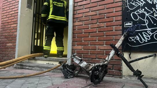 Un patinete el&eacute;ctrico provoca un incendio en un edificio de Carabanchel, Madrid