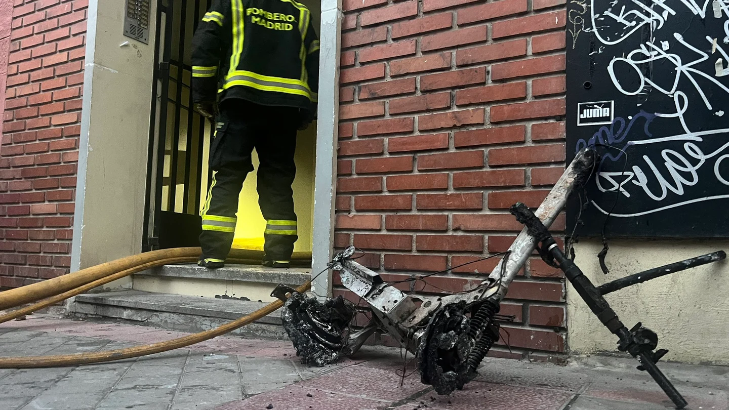 Un patinete eléctrico provoca un incendio en un edificio de Carabanchel, Madrid Un patinete eléctrico provoca un incendio en un edificio de Carabanchel, Madrid
