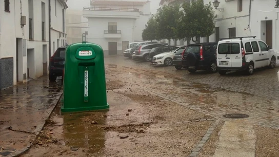 Vista de una calle del pueblo de Constantina, en la sierra norte de Sevilla, donde las fuertes lluvias han provocado que algunas de sus calles se conviertan en ríos de agua y barro Vista de una calle del pueblo de Constantina, en la sierra norte de Sevilla, donde las fuertes lluvias han provocado que algunas de sus calles se conviertan en ríos de agua y barro
