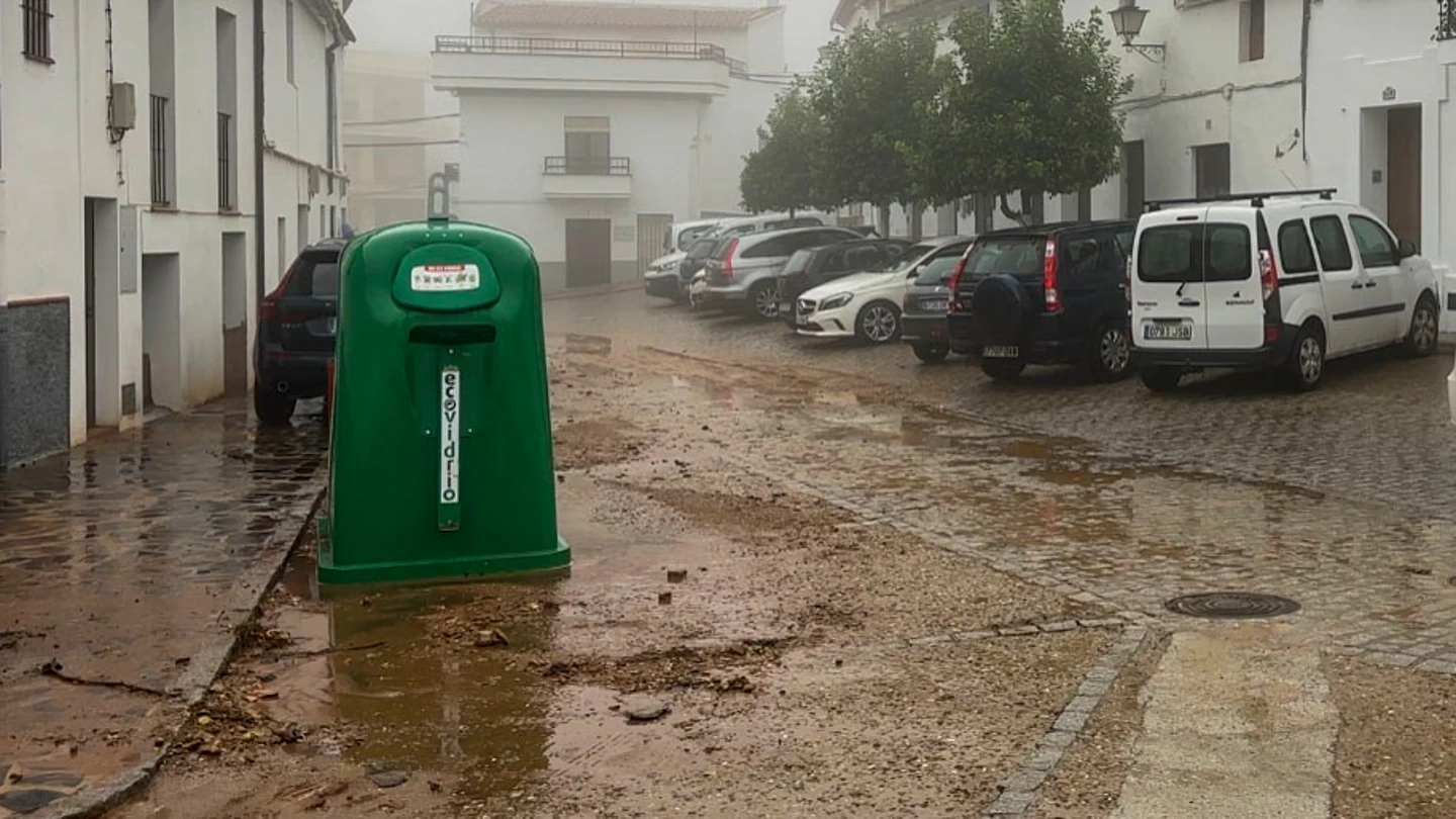 Vista de una calle del pueblo de Constantina, en la sierra norte de Sevilla, donde las fuertes lluvias han provocado que algunas de sus calles se conviertan en ríos de agua y barro Vista de una calle del pueblo de Constantina, en la sierra norte de Sevilla, donde las fuertes lluvias han provocado que algunas de sus calles se conviertan en ríos de agua y barro