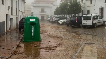 Vista de una calle del pueblo de Constantina, en la sierra norte de Sevilla, donde las fuertes lluvias han provocado que algunas de sus calles se conviertan en ríos de agua y barro