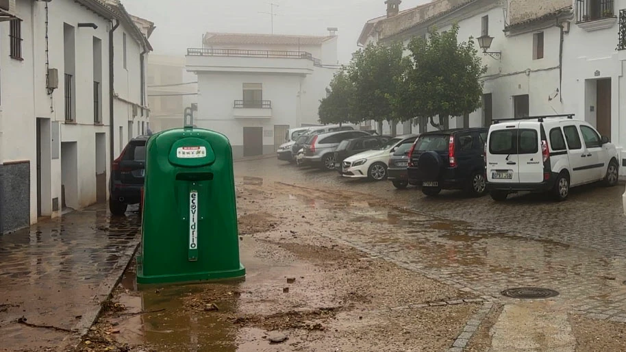 Vista de una calle del pueblo de Constantina, en la sierra norte de Sevilla, donde las fuertes lluvias han provocado que algunas de sus calles se conviertan en ríos de agua y barro