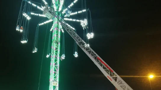Bomberos de Zaragoza con la autoescala frente a la atracción del columpio gigante este domingo de madrugada en el recinto ferial de Valdespartera, donde fueron restacadas 14 personas. Bomberos de Zaragoza con la autoescala frente a la atracción del columpio gigante este domingo de madrugada en el recinto ferial de Valdespartera, donde fueron restacadas 14 personas.
