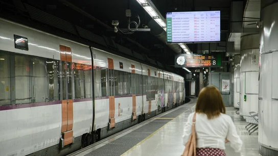 Pasajera en el anden de los trenes de Renfe Rodalies, a 17 de junio de 2024, en Barcelona,  Pasajera en el anden de los trenes de Renfe Rodalies, a 17 de junio de 2024, en Barcelona,