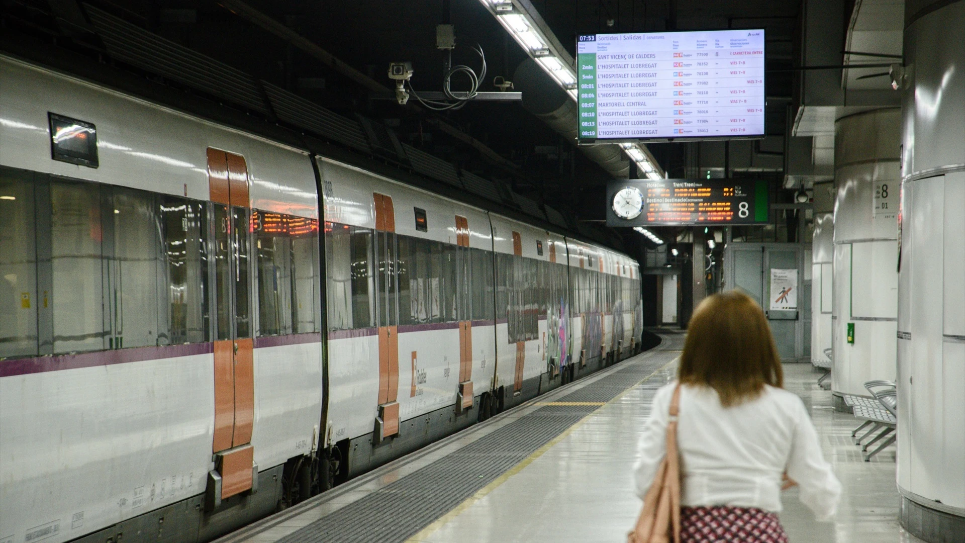 Pasajera en el anden de los trenes de Renfe Rodalies, a 17 de junio de 2024, en Barcelona, 