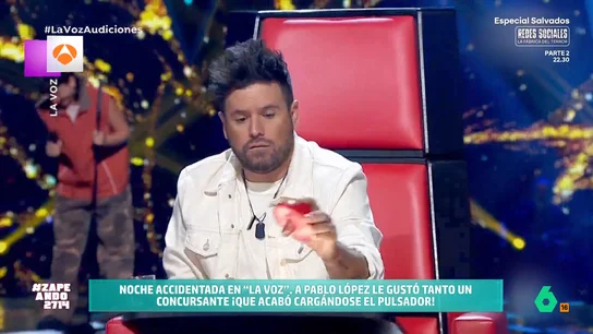 Pablo López la lía en 'La Voz': se emociona tanto que rompe el pulsador El artista comienza a golpear su pulsador para poder girar su silla al escuchar cantar a Rorro. Pero su insistencia termina rompiendo el botón.