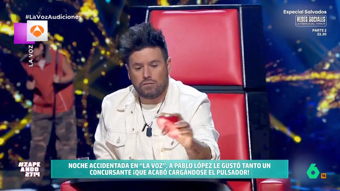 Pablo López la lía en 'La Voz': se emociona tanto que rompe el pulsador El artista comienza a golpear su pulsador para poder girar su silla al escuchar cantar a Rorro. Pero su insistencia termina rompiendo el botón.