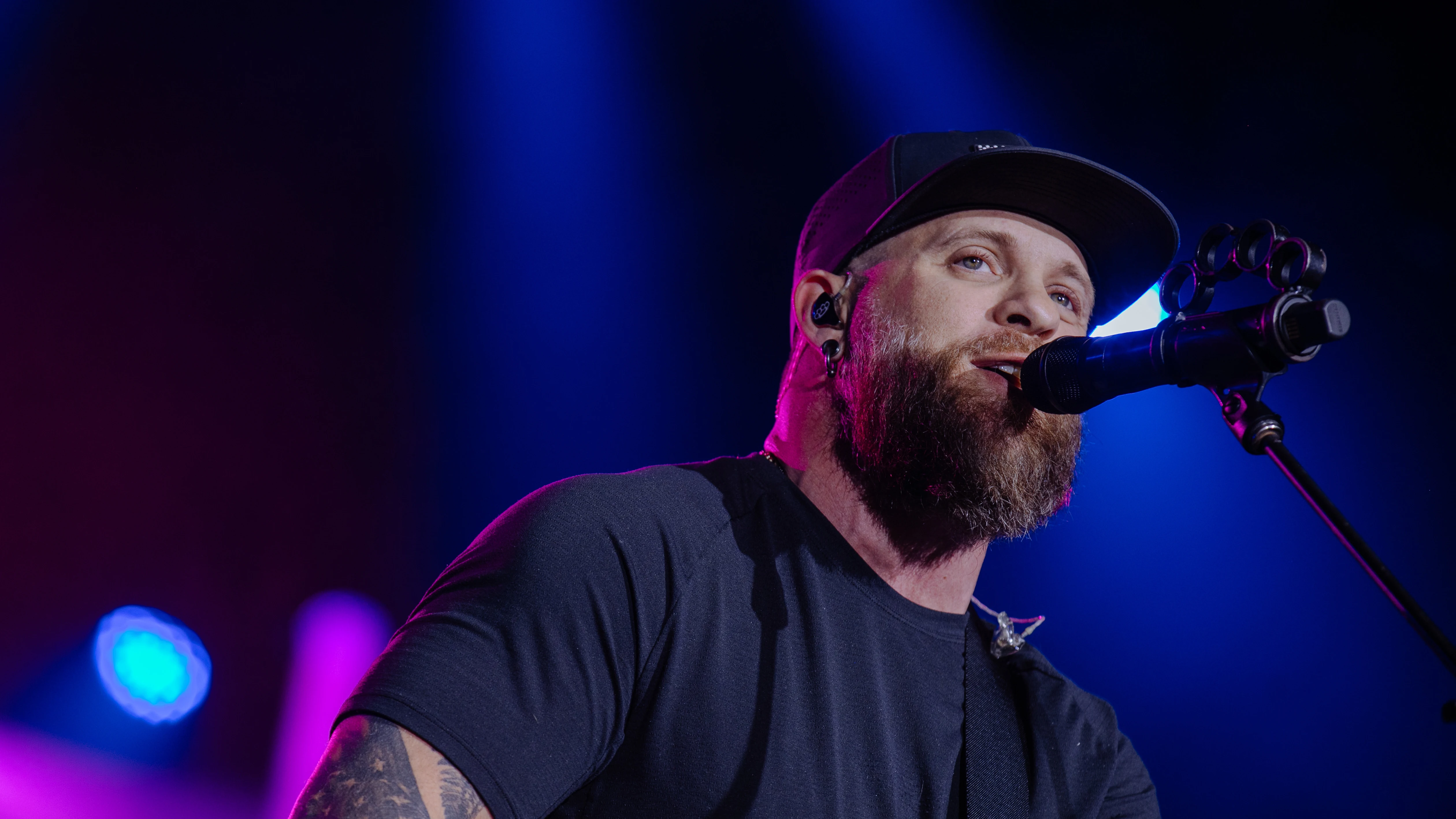  Brantley Gilbert actúa en el Big Machine Label Group Lunch durante CRS 2023 en el Omni Nashville Hotel el 15 de marzo de 2023 en Nashville, Tennessee. 