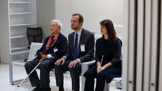 El exembajador de Espa&ntilde;a en Venezuela Ra&uacute;l Morodo (i), su nuera, Ana Catalina Varandas (d), y su hijo, Alejo Morodo (c), testifican este lunes a la Audiencia Nacional