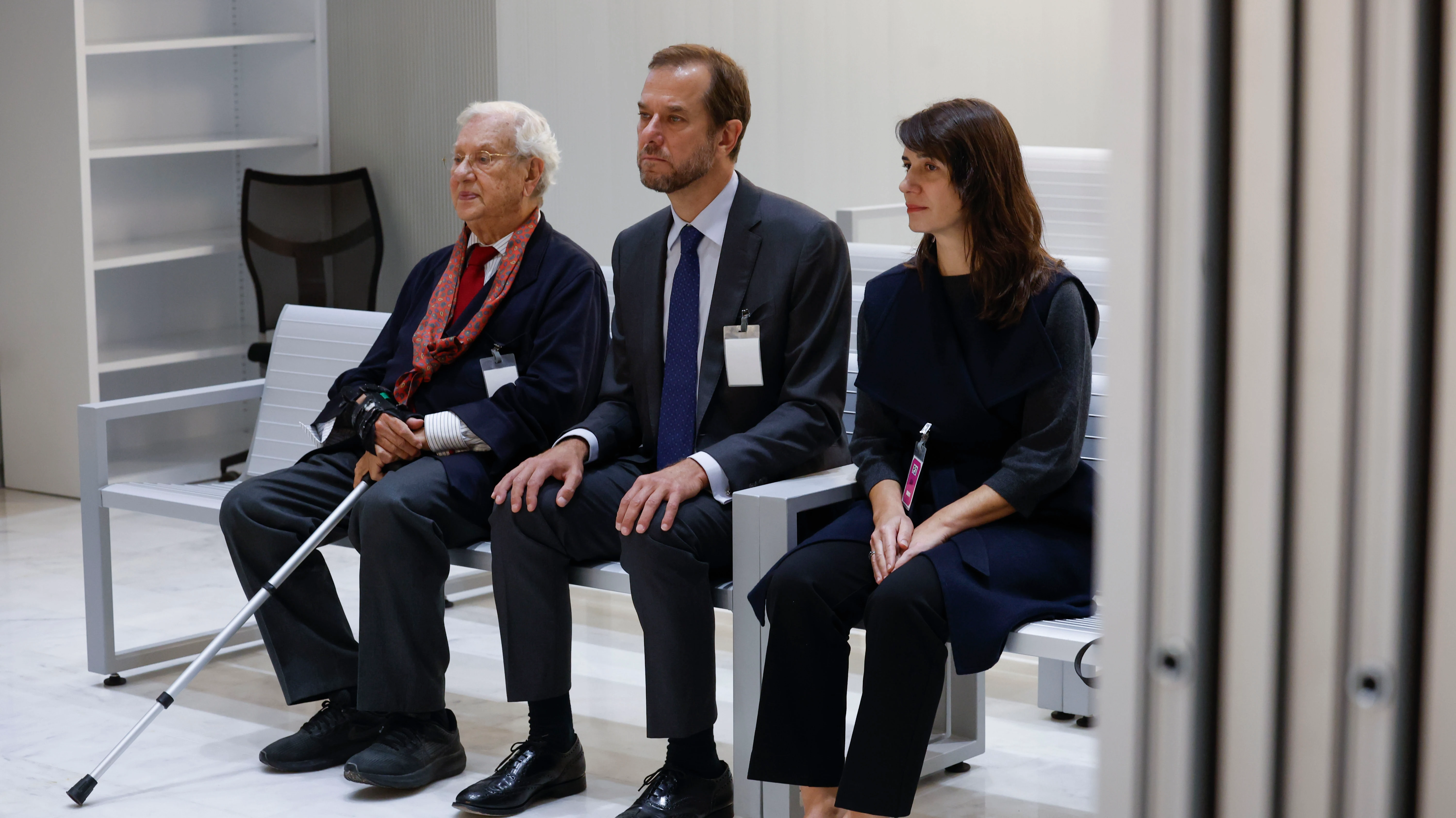 El exembajador de España en Venezuela Raúl Morodo (i), su nuera, Ana Catalina Varandas (d), y su hijo, Alejo Morodo (c), testifican este lunes a la Audiencia Nacional