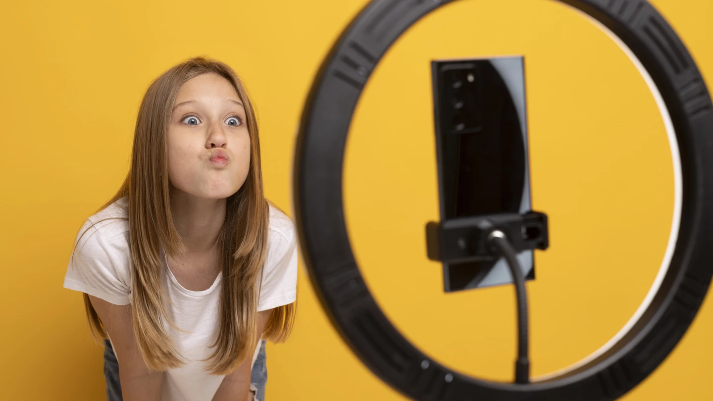 Una adolescente haciendo un vídeo para redes sociales. Una adolescente haciendo un vídeo para redes sociales.