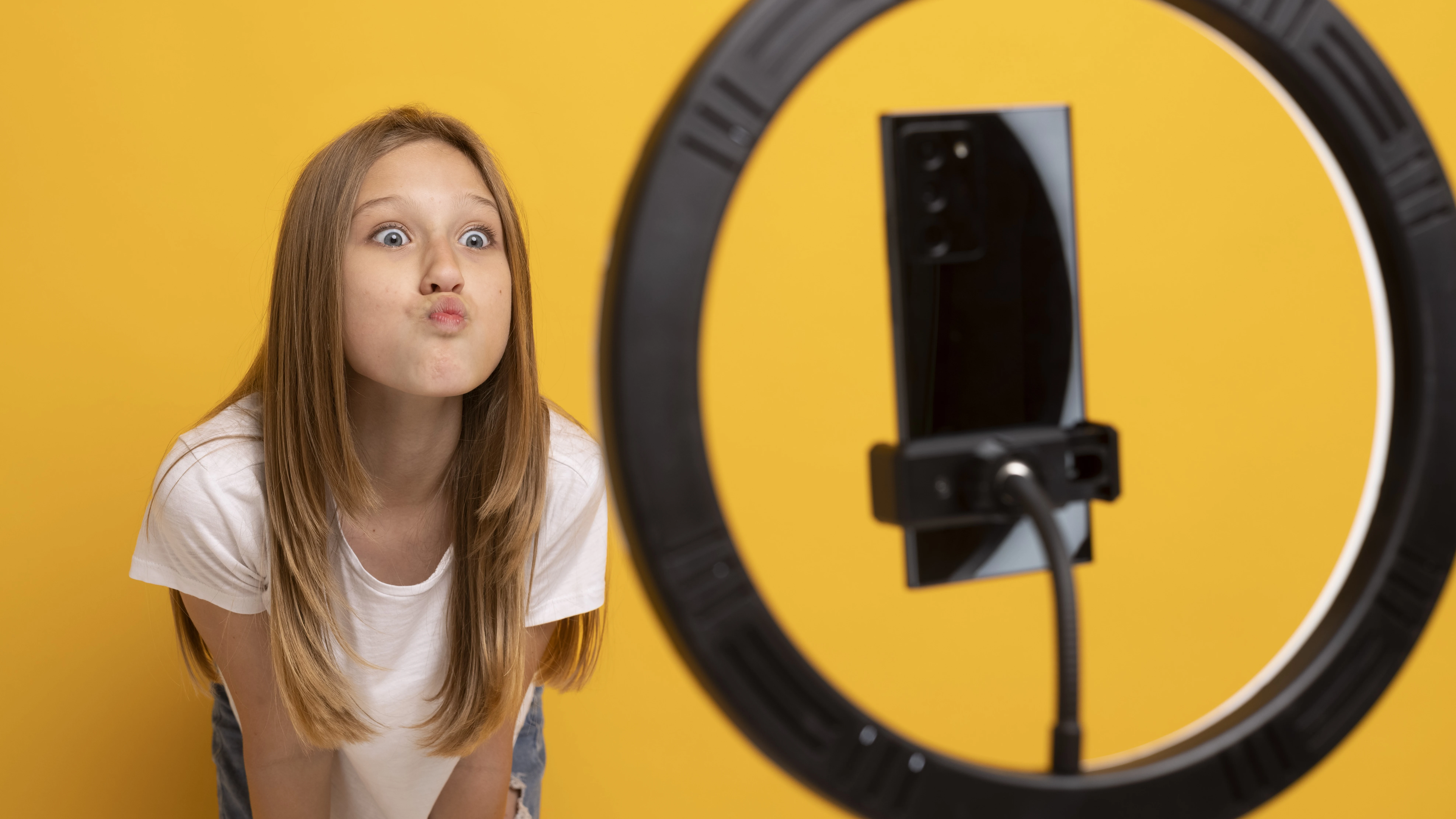 Una adolescente haciendo un vídeo para redes sociales. 