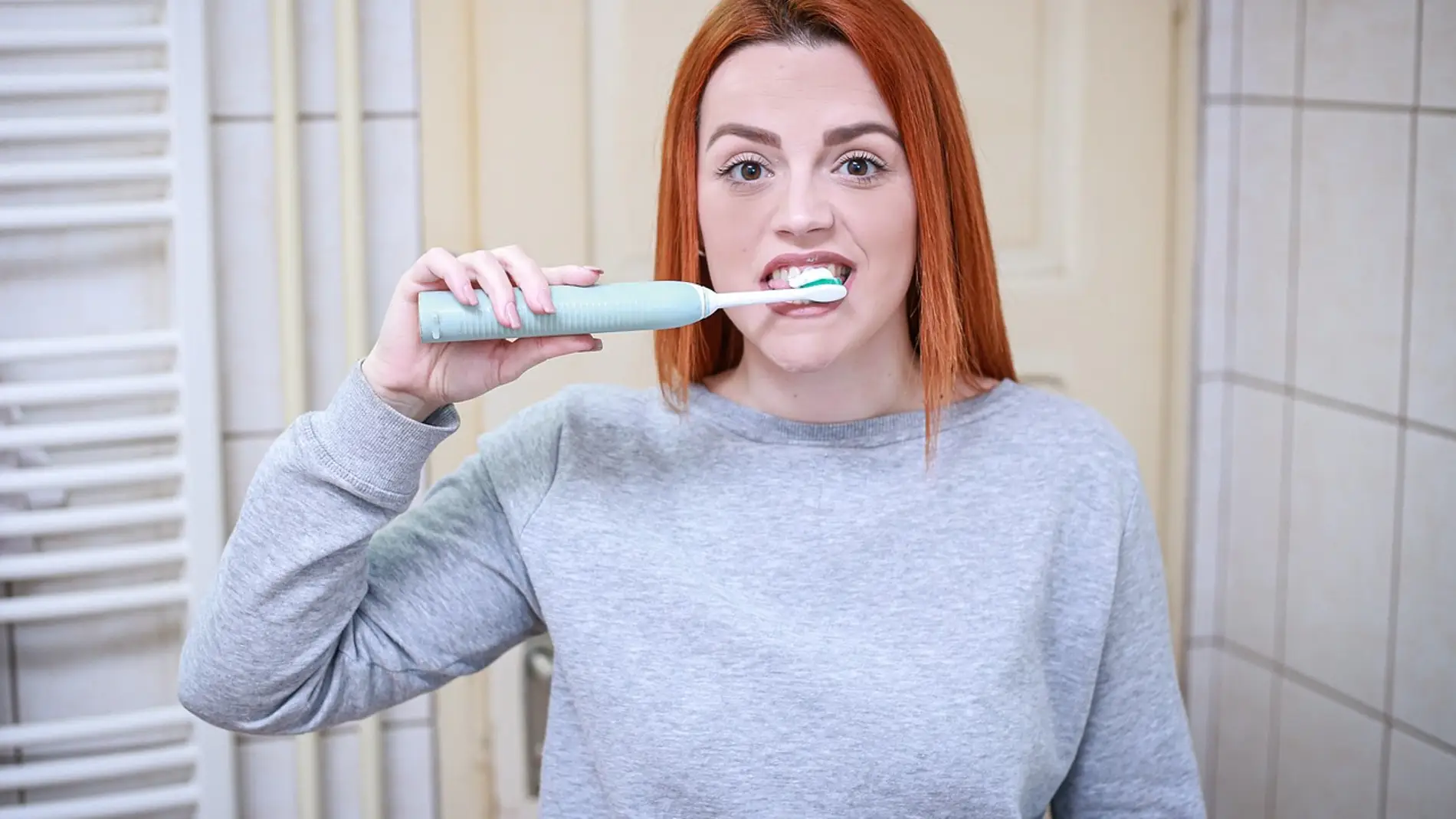 Mujer cepillándose los dientes Mujer cepillándose los dientes