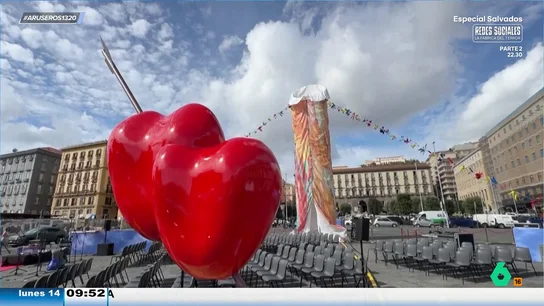 Polémica en Nápoles por la instalación de una escultura con forma fálica en una plaza del centro Polémica en Nápoles por la instalación de una escultura con forma fálica en una plaza del centro
