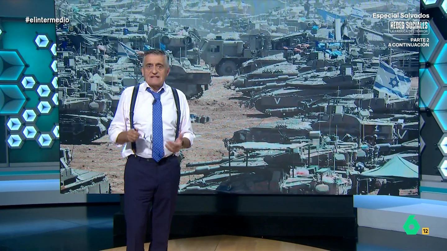 Wyoming, tras el ataque de Israel a una base de la ONU: "Netanyahu y su ejército se sienten impunes" El presentador de El Intermedio se pregunta qué sentido tiene ese ataque. Como expone, Israel ha matado a 42.000 personas, solo en Gaza "y nadie le ha impuesto sanciones".