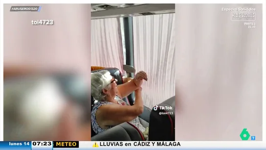 Dos señoras tienen una fuerte trifulca por culpa de las cortinas del autobús:"¿Crees que esto es normal? ¡Deja eso!"  Dos señoras tienen una fuerte trifulca por culpa de las cortinas del autobús:"¿Crees que esto es normal? ¡Deja eso!"