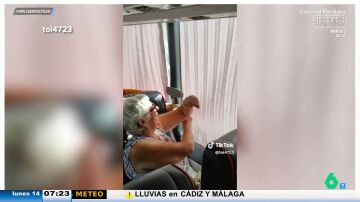 Dos señoras tienen una fuerte trifulca por culpa de las cortinas del autobús:"¿Crees que esto es normal? ¡Deja eso!" 