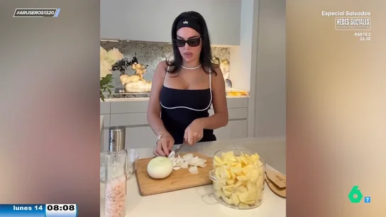 Alfonso Arús, del viral de Georgina Rodríguez haciendo una tortilla de patata: "Tiene una mala pinta..." Alfonso Arús, del viral de Georgina Rodríguez haciendo una tortilla de patata: "Tiene una mala pinta..."