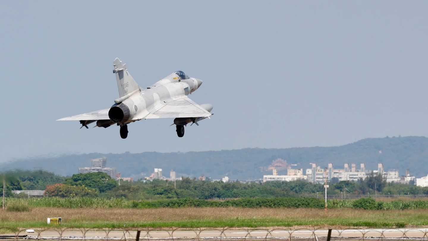 Un avión de combate Mirage 2000 de la Fuerza Aérea de Taiwán realiza una aproximación para aterrizar dentro de la base aérea de Hsinchu, Taiwán, el 14 de octubre de 2024 Un avión de combate Mirage 2000 de la Fuerza Aérea de Taiwán realiza una aproximación para aterrizar dentro de la base aérea de Hsinchu, Taiwán, el 14 de octubre de 2024