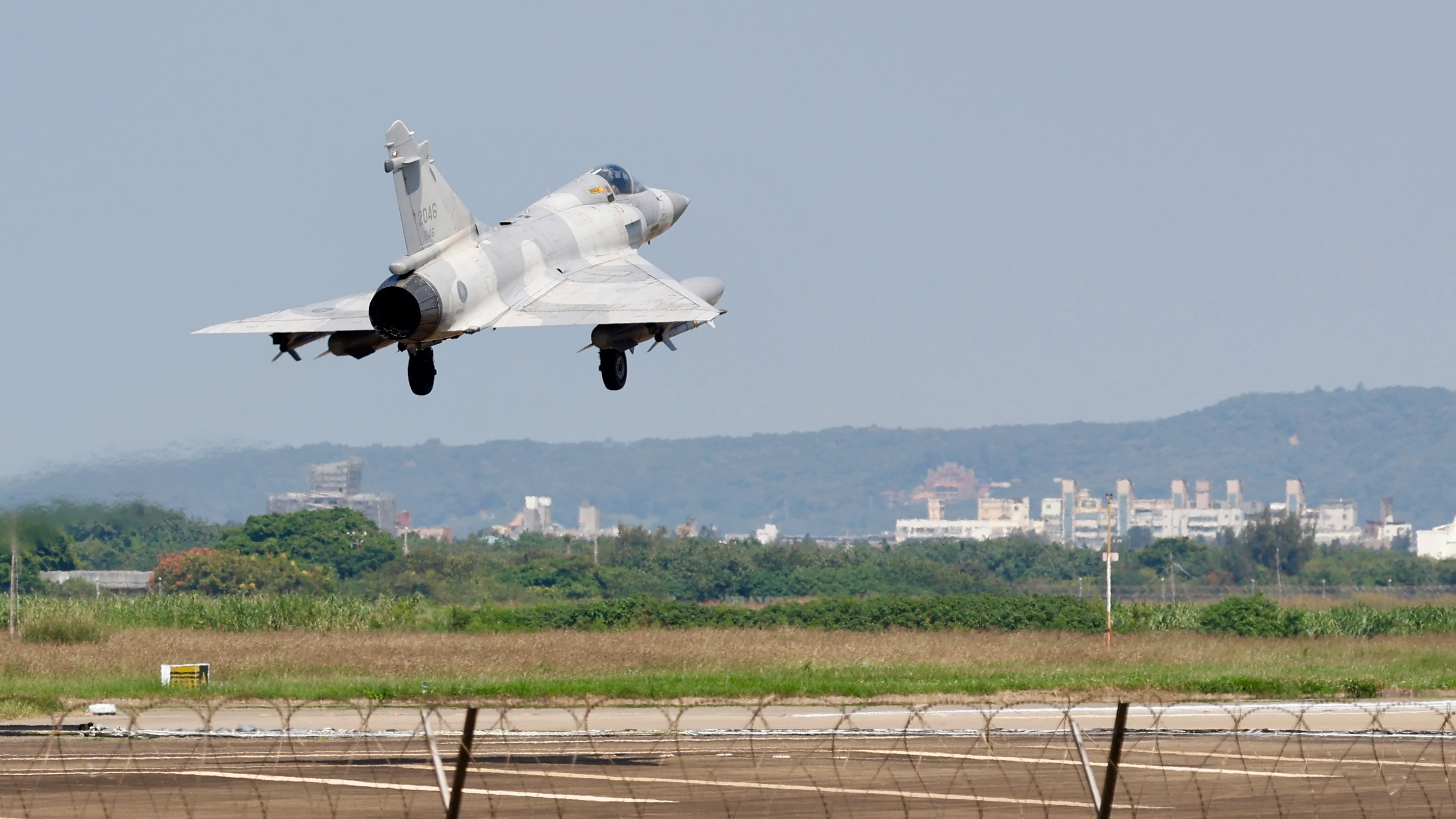 Un avión de combate Mirage 2000 de la Fuerza Aérea de Taiwán realiza una aproximación para aterrizar dentro de la base aérea de Hsinchu, Taiwán, el 14 de octubre de 2024