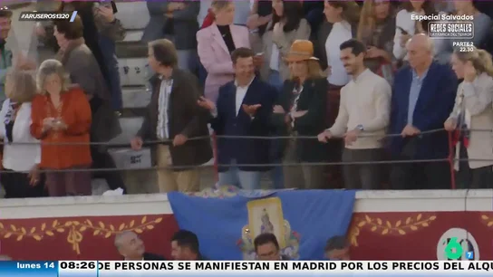 La infanta Elena sorprende al bailar 'Paquito el chocolatero' en plena corrida de toros La infanta Elena sorprende al bailar 'Paquito el chocolatero' en plena corrida de toros