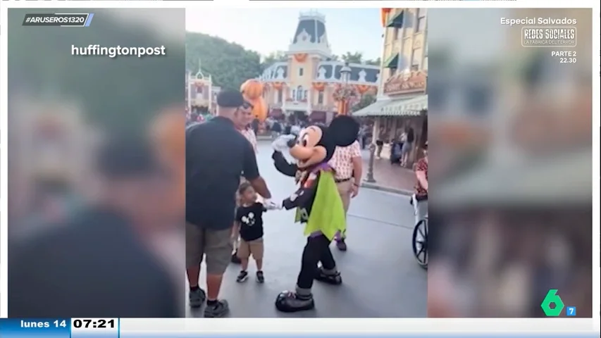 La viral bronca de Mickey Mouse a un padre tras encontrar a su hijo solo por Disneyland: "¡Bravo!"