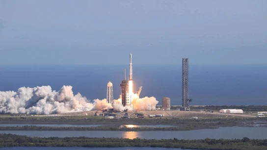 Un cohete SpaceX Falcon Heavy que lleva la nave espacial Europa Clipper de la NASA despega del Complejo de Lanzamiento 39A en el Centro Espacial Kennedy de la NASA en Florida este lunes. Un cohete SpaceX Falcon Heavy que lleva la nave espacial Europa Clipper de la NASA despega del Complejo de Lanzamiento 39A en el Centro Espacial Kennedy de la NASA en Florida este lunes.