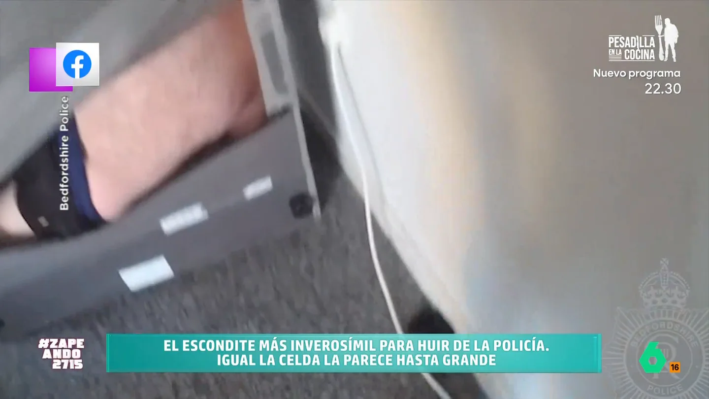 El escondite más inverosímil para huir de la policía: 'Si vas a hacer eso... hazlo vestido" El vídeo, publicado por la policía de Bedfordshire, ha conseguido hacerse viral gracias a su protagonista: un fugitivo que decidió escoger un lugar bastante curioso para no ser cazado.