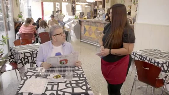 Chicote alucina con que la camarera de 'El italiano' no se sepa la carta: "Ni roquefort ni queso de cabra según la carta" Chicote alucina con que la camarera de 'El italiano' no se sepa la carta: "Ni roquefort ni queso de cabra según la carta"