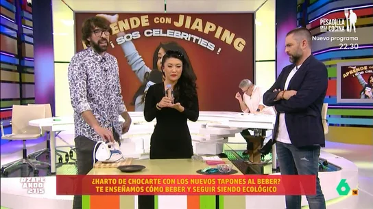 Jiaping 'enseña' a Mariano Rajoy a beber de una botella: "Voy a solucionar sus problemas y mejorar su vida" Jiaping 'enseña' a Mariano Rajoy a beber de una botella: "Voy a solucionar sus problemas y mejorar su vida"