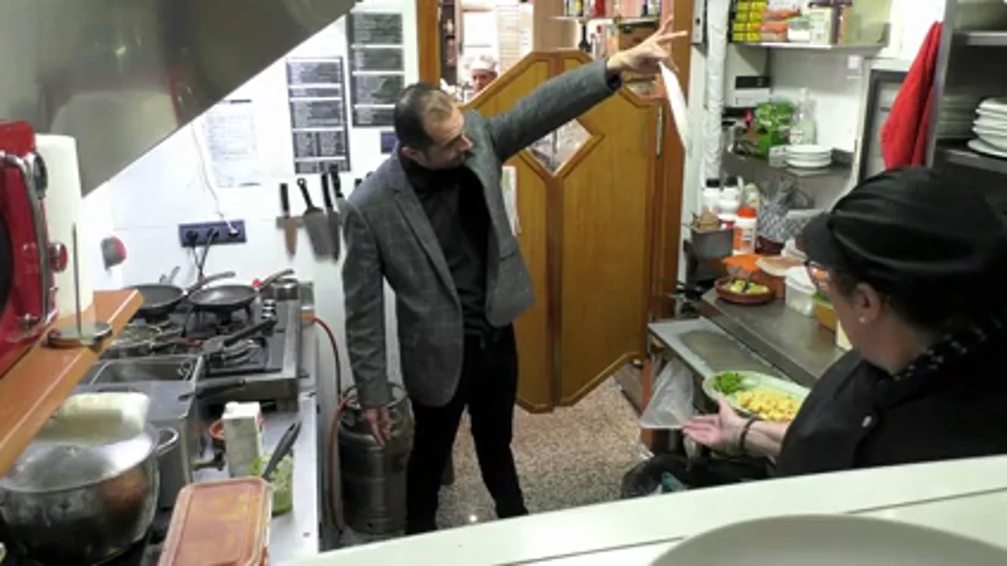 El dueño de 'El italiano' estalla contra su cocinera: "Es el peor plato que ha probado ¡Me cago en todo!" El dueño de 'El italiano' estalla contra su cocinera: "Es el peor plato que ha probado ¡Me cago en todo!"